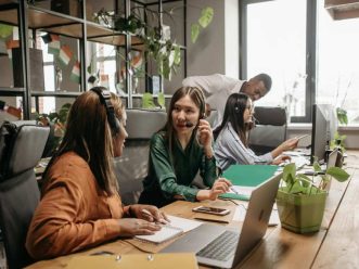 Consultants en recrutement en pleine prospection téléphonique dans un cabinet