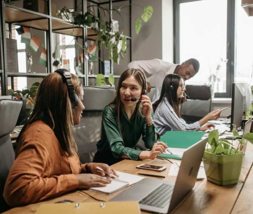 Consultants en recrutement en pleine prospection téléphonique dans un cabinet